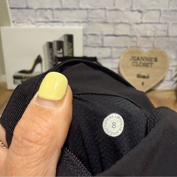 Lululemon Multi-Pocket Cargo High-Rise Hiking Short 5" Size 8 - Picture 7 of 16